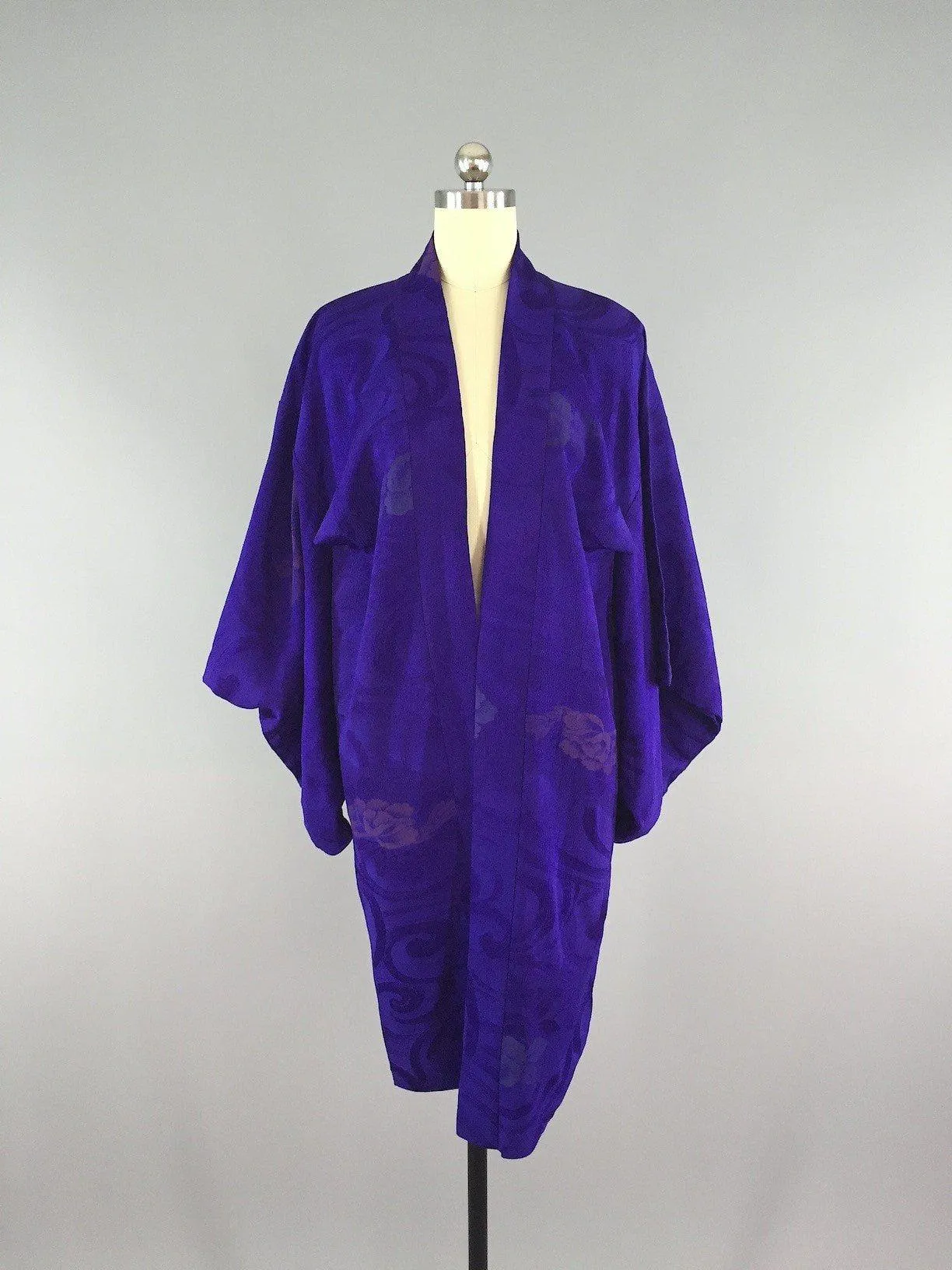 1940s Vintage Silk Haori Kimono Cardigan / Purple Embroidery